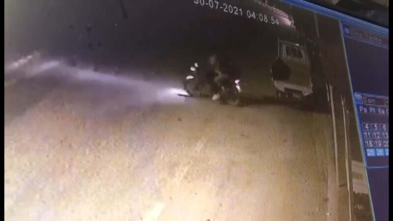Bursa’da motosiklet hırsızlığı kamerada Bursa’nın İznik ilçesinde meydana gelen motosiklet hırsızlığı güvenlik kamerasına yansıdı.