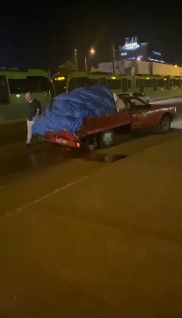 Bursa’da yola saçılan karpuzlar kazaya sebep oldu Bursa’da yola saçılan karpuzlar kazaya sebep oldu