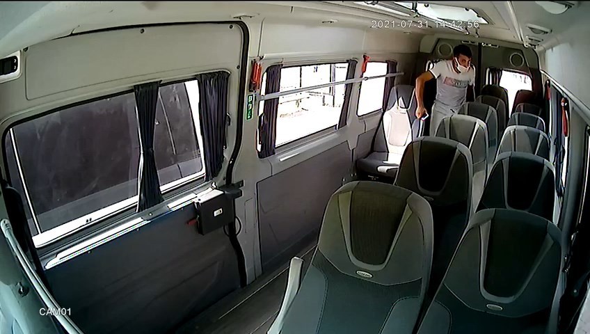 Bursa’da yolcu gibi bindiği minibüste böyle hırsızlık yaptı