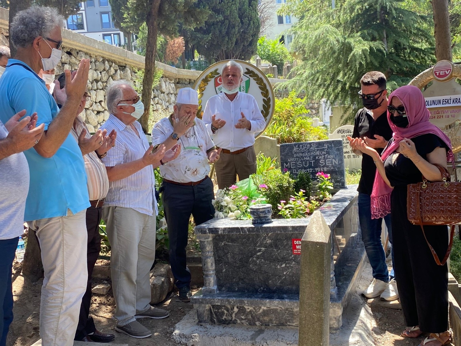 Bursaspor’un efsane ismi Mesut Şen, kabri başında anıldı Bursaspor’un efsane ismi Mesut Şen, kabri başında anıldı