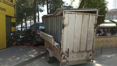 Bursa’da minübüs camiye daldı! Korku dolu anlar…