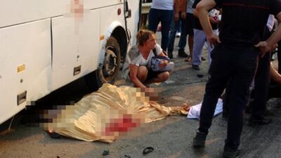 Yürek yakan anlar! Ölen yakının yüzünü dakikalarca okşadı