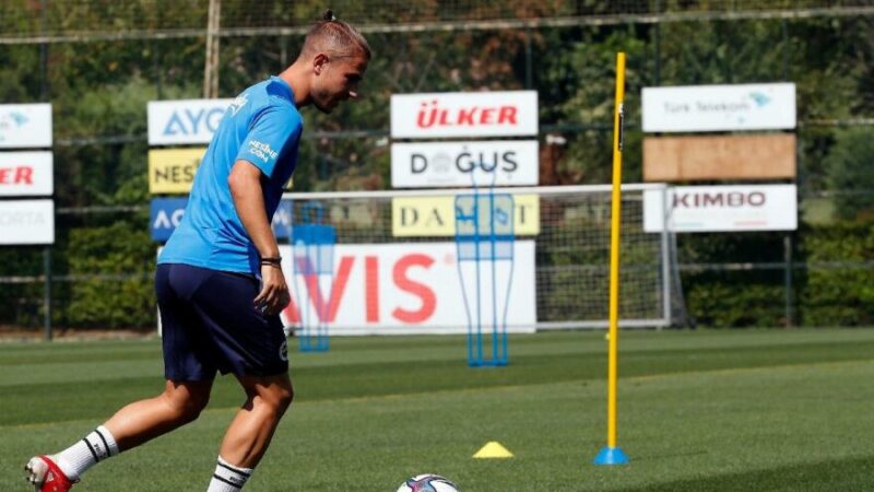 Fenerbahçeli futbolcu Dimitris Pelkas'ın, sabah gerçekleştirilen antrenmanda omzu çıktı.