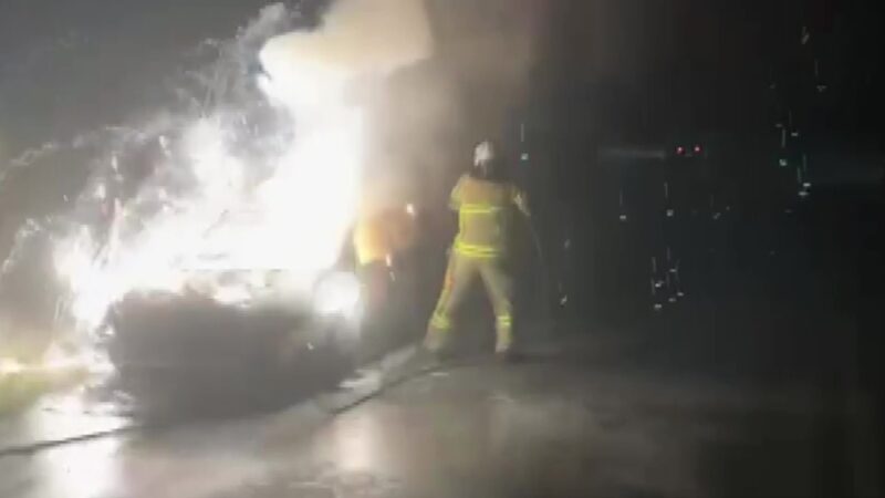 Bursa’da otomobil alev alev yandı Olay, Bursa’nın İznik ilçesi Yenişehir yolu mevkiinde saat 00.10 sıralarında
