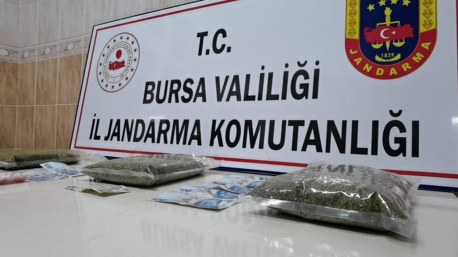 Yer: Bursa… Durdurulan araçta ele geçirildi! 5 gözaltı Yer: Bursa… Durdurulan araçta ele geçirildi! 5 gözaltı