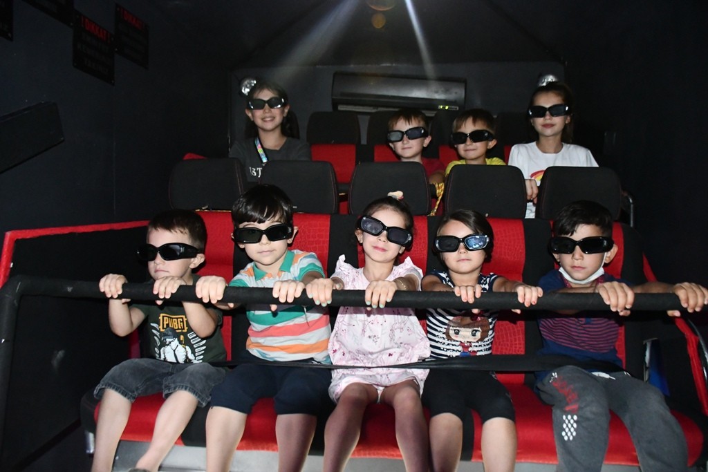 Kırsal mahallelerde sinema ve tiyatro keyfi Kırsal mahallelerde sinema ve tiyatro keyfi