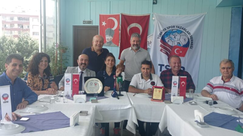 TSYD Bursa Şubesi'nin konuğu olan Olimpiyat üçüncüsü milli tekvandocu Hatice