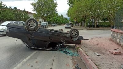 Bursa’da kaza! Mezarlık duvarına çarparak takla attı