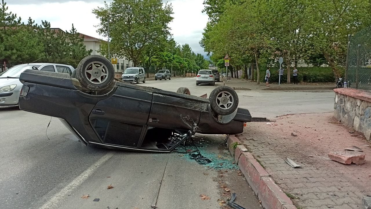 Bursa’da kaza! Mezarlık duvarına çarparak takla attı