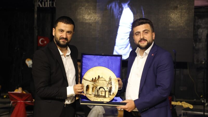 Onur Şan İnegöl’ü salladı İnegöllüler, İnegöl Belediyesi’nin düzenlediği Yıldızların Altında Açık Hava Kültür Sanat