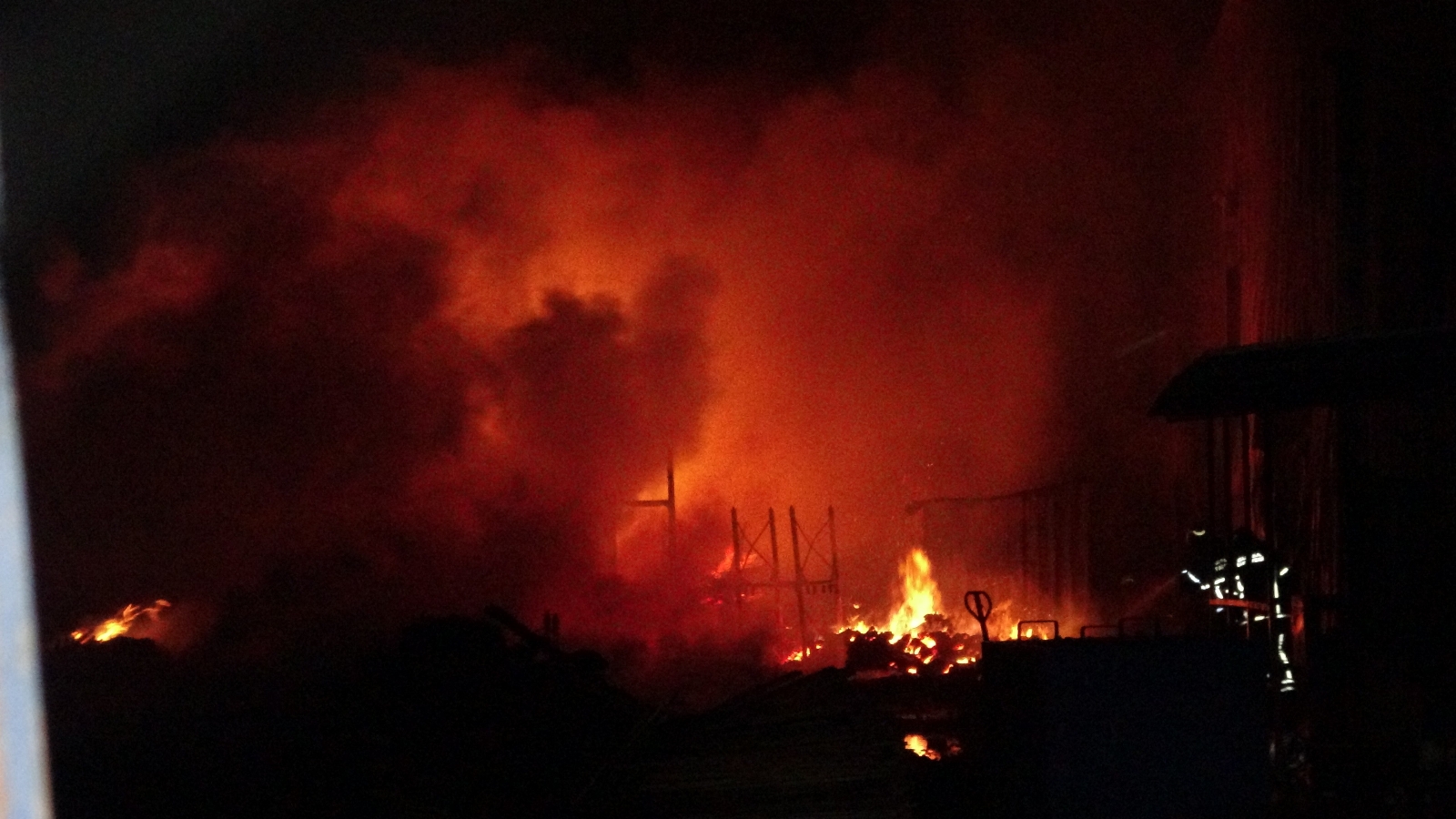 Bursa’da fabrikada yangın! 3 saatte söndürüldü Bursa’da fabrikada yangın! 3 saatte söndürüldü