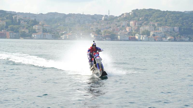 Motosikletiyle su üzerinde İstanbul Boğazı’nı geçti