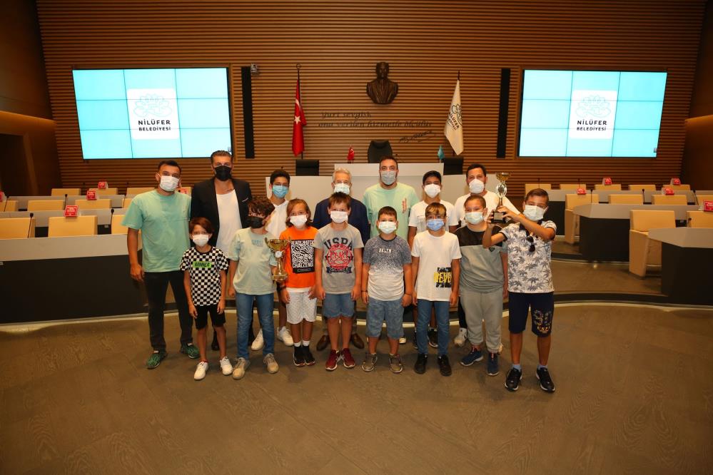 Sercan Yıldırım yine ses getirdi! Şampiyonluk kupasıyla geldi…