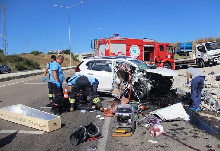 Feci kaza: Ölü ve yaralılar var Feci kaza: Ölü ve yaralılar var