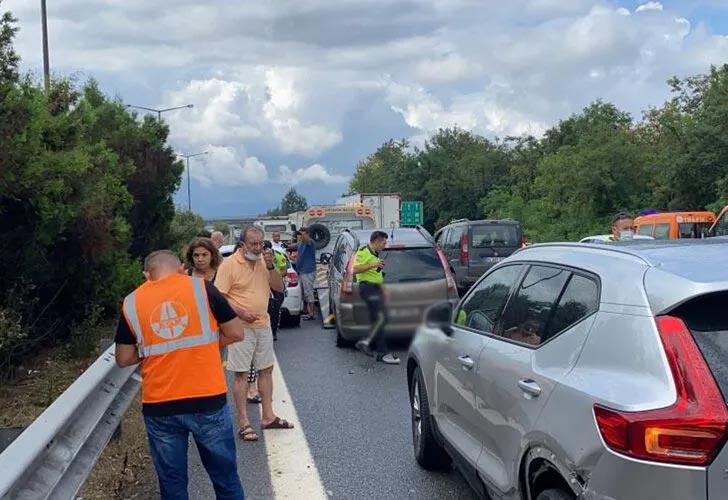 TEM’de 15 araç birbirine girdi! TEM’de 15 araç birbirine girdi!