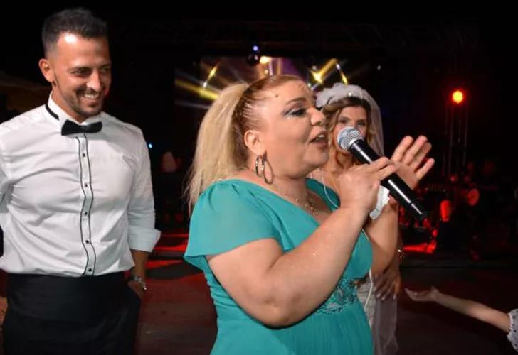 Sahnede eteği uçuştu! Ali Küçükbalçık beline masa örtüsünü bağlattı