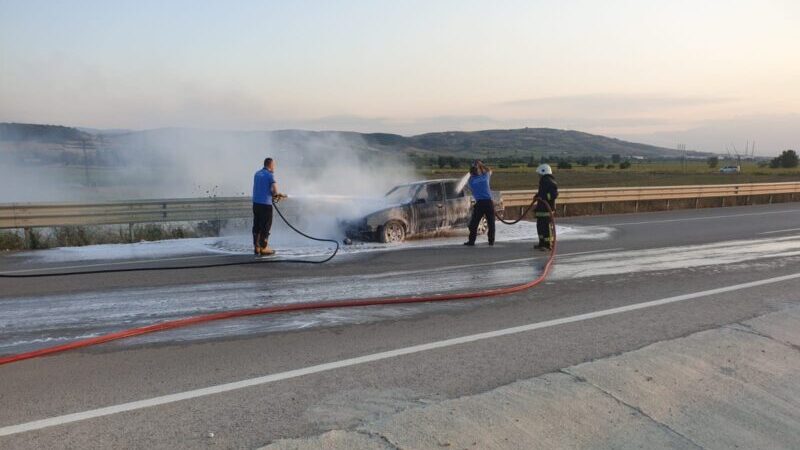 Bursa’da bir otomobil karayolunda alev alev yandı. Otomobilin tamirden çıktıktan