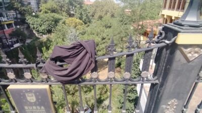 Bursa’da tarihî köprüden atladı, ağır yaralandı