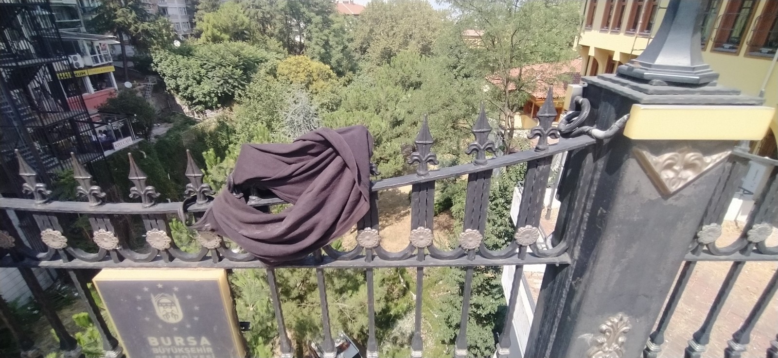 Bursa’da tarihî köprüden atladı, ağır yaralandı