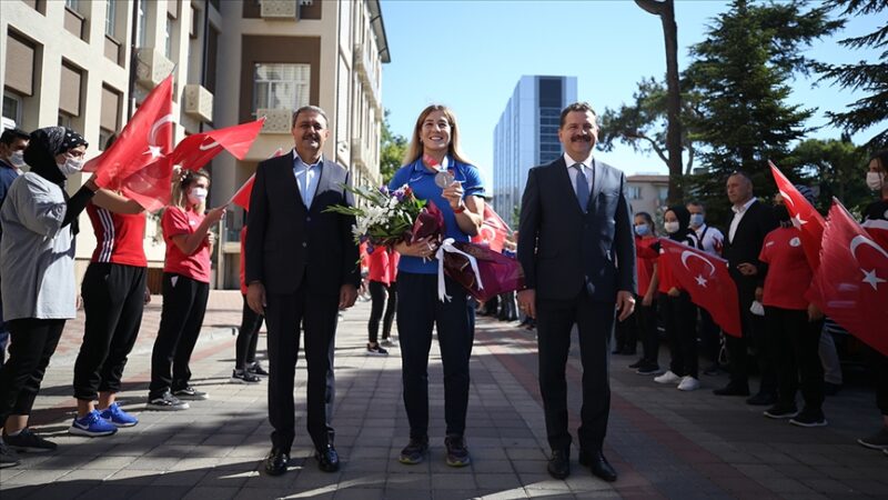 2020 Tokyo Olimpiyat Oyunları'nda güreşte 76 kiloda Kırgız Aiperi Medet