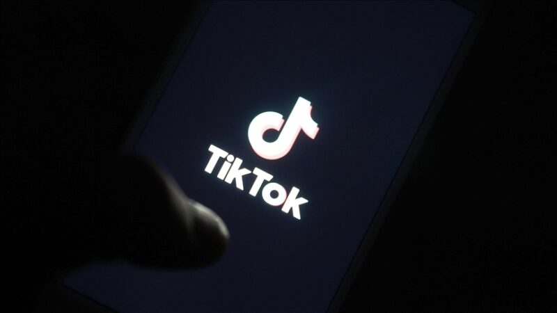TikTok, gençlerin iyiliği için uygulamada bir dizi değişikliğe gideceğini duyurdu.