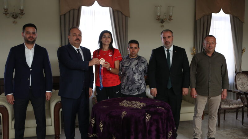 Vali Yakup Canbolat, Olimpiyat'ta üçüncü olarak bronz madalya kazanan Hatice