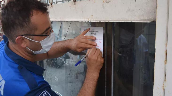 Sahte içki operasyonu! Bina sakinlerini ‘deterjan üretiyoruz’ diyerek kandırdılar Sahte içki operasyonu! Bina sakinlerini ‘deterjan üretiyoruz’ diyerek kandırdılar