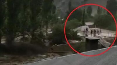 Sel felaketi! 14 kişilik aile evin damına çıkarak kurtuldu