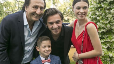 Arka Sokaklar’ın Zeliş’i göğüs dekolteli pozuyla hayranlarını büyüledi