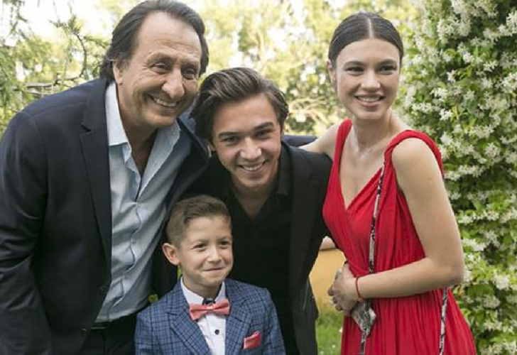 Arka Sokaklar’ın Zeliş’i göğüs dekolteli pozuyla hayranlarını büyüledi