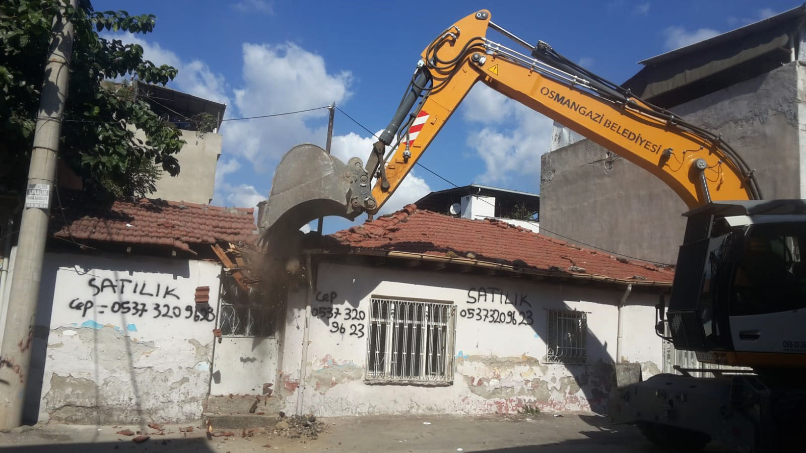 Osmangazi’de metruk bina temizliği Osmangazi’de metruk bina temizliği