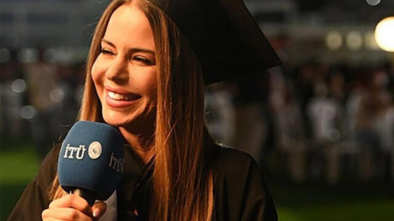 Ünlü şarkıcı mezuniyet töreninde şov yaptı