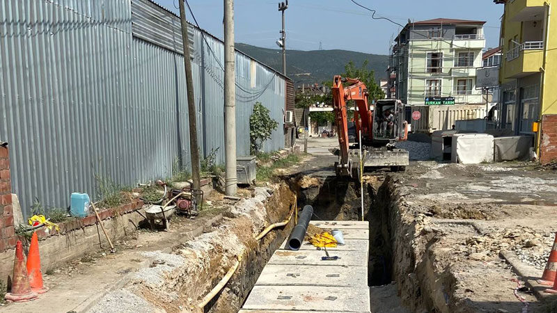 Gemlik Hisar’da su taşkınları son buluyor Kent merkezinde olduğu gibi ilçelerde de yağmur suyu ve kanalizasyon