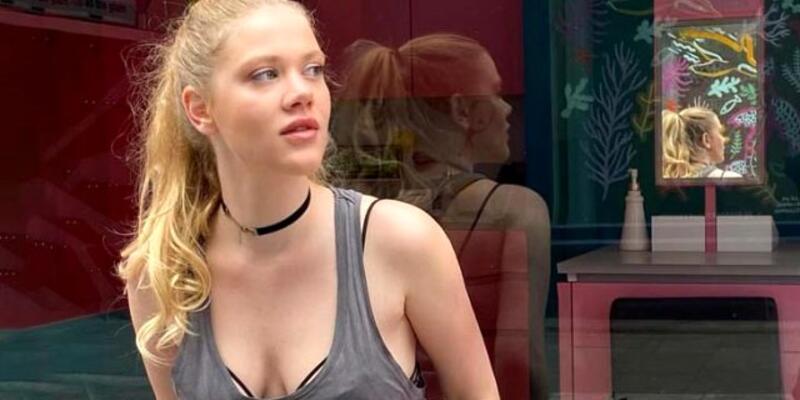 Göğüs dekolteli pozuna beğeni yağdı