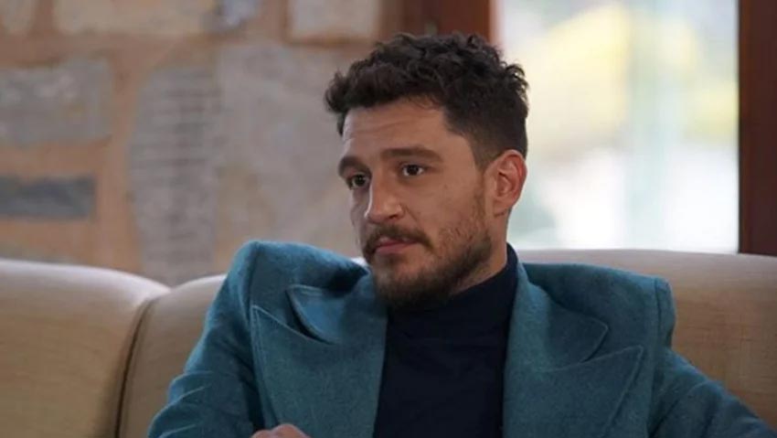 Yeni aşkını asansörde ilan etti Yeni aşkını asansörde ilan etti