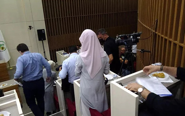 AK Parti’li meclis üyelerinden Tanju Özcan’a ‘anı’ tepkisi! Salonu terk ettiler