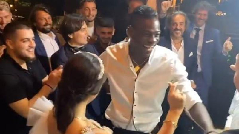 Balotelli’den düğünde çiftetelli şov