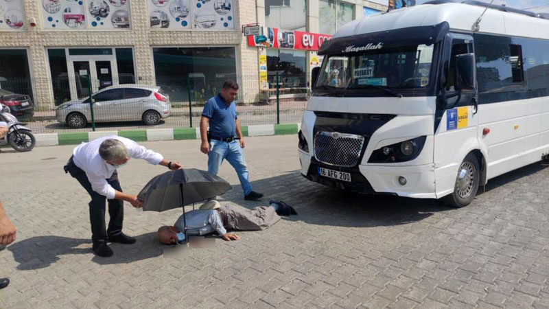 Bursa’da feci kaza! Yaşlı adam ağır yaralandı Bursa'nın Orhangazi ilçesinde, yolcu minibüsünün çarptığı yaşlı adam ağır yaralandı.