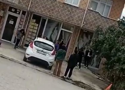 Bursa’da bir anda ortalık karıştı! Kadınlar saç saça, baş başa… Bursa’da bir anda ortalık karıştı! Kadınlar saç saça, baş başa…