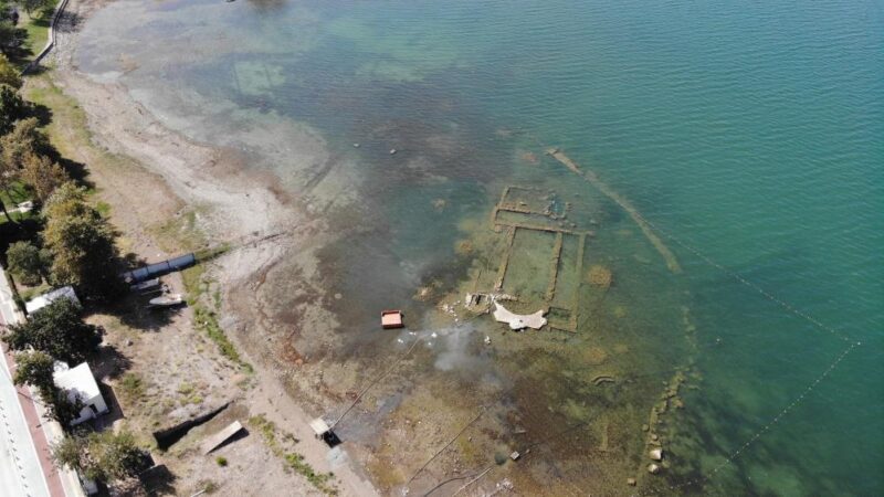Görüntüler Bursa’dan… Sular 200 metre çekilince gün yüzüne çıktı Türkiye’nin ikinci Göbeklitepe'si olması yolunda ilerleyen İznik Gölü'ndeki bazilika, kuraklık