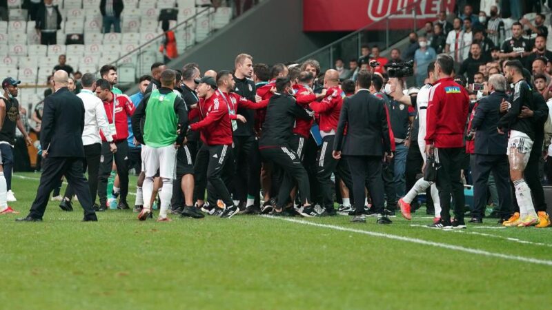 Beşiktaş - Adana Demirspor maçında yaşanan saha olayları nedeniyle iki