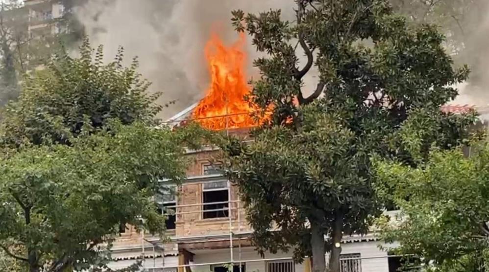 Bursa’daki tarihi bina alevlere teslim Bursa’daki tarihi bina alevlere teslim