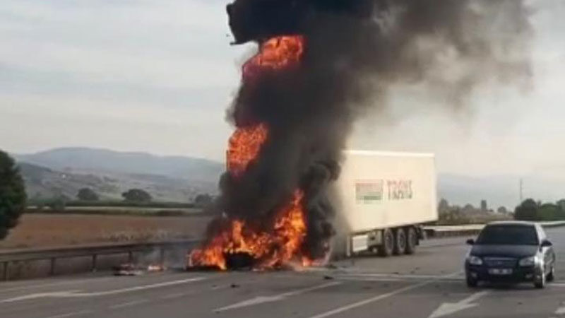 Bursa’da seyir halindeki TIR alevlere teslim oldu.