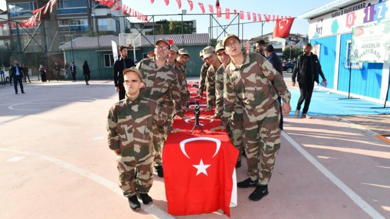 Bursa’da engelliler çakı gibi asker oldu Mustafakemalpaşa’da zihinsel ve fiziksel engelleri nedeniyle yaşıtları gibi askerlik yapamayan
