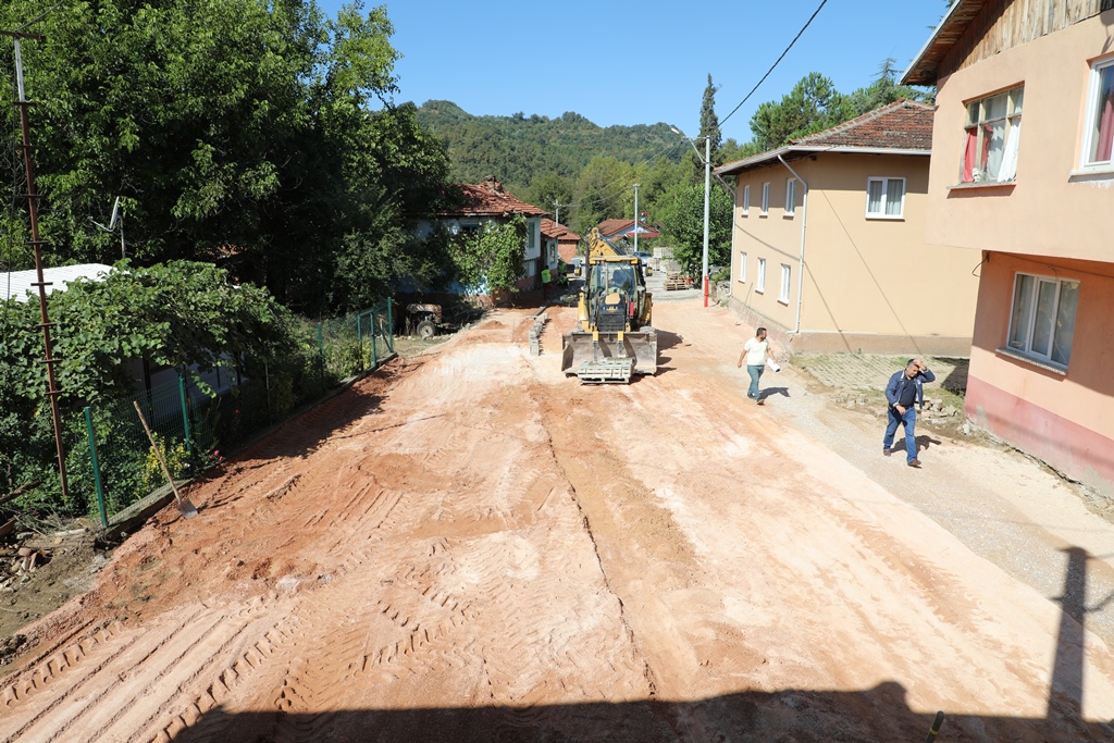 Eskikaracakaya’da yollar yenileniyor