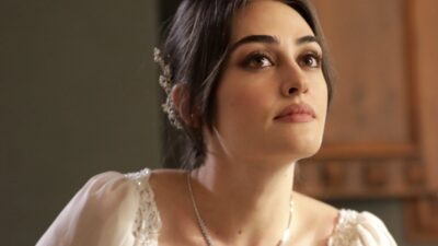 Derin yırtmaçlı siyah elbisesiyle nefes kesti