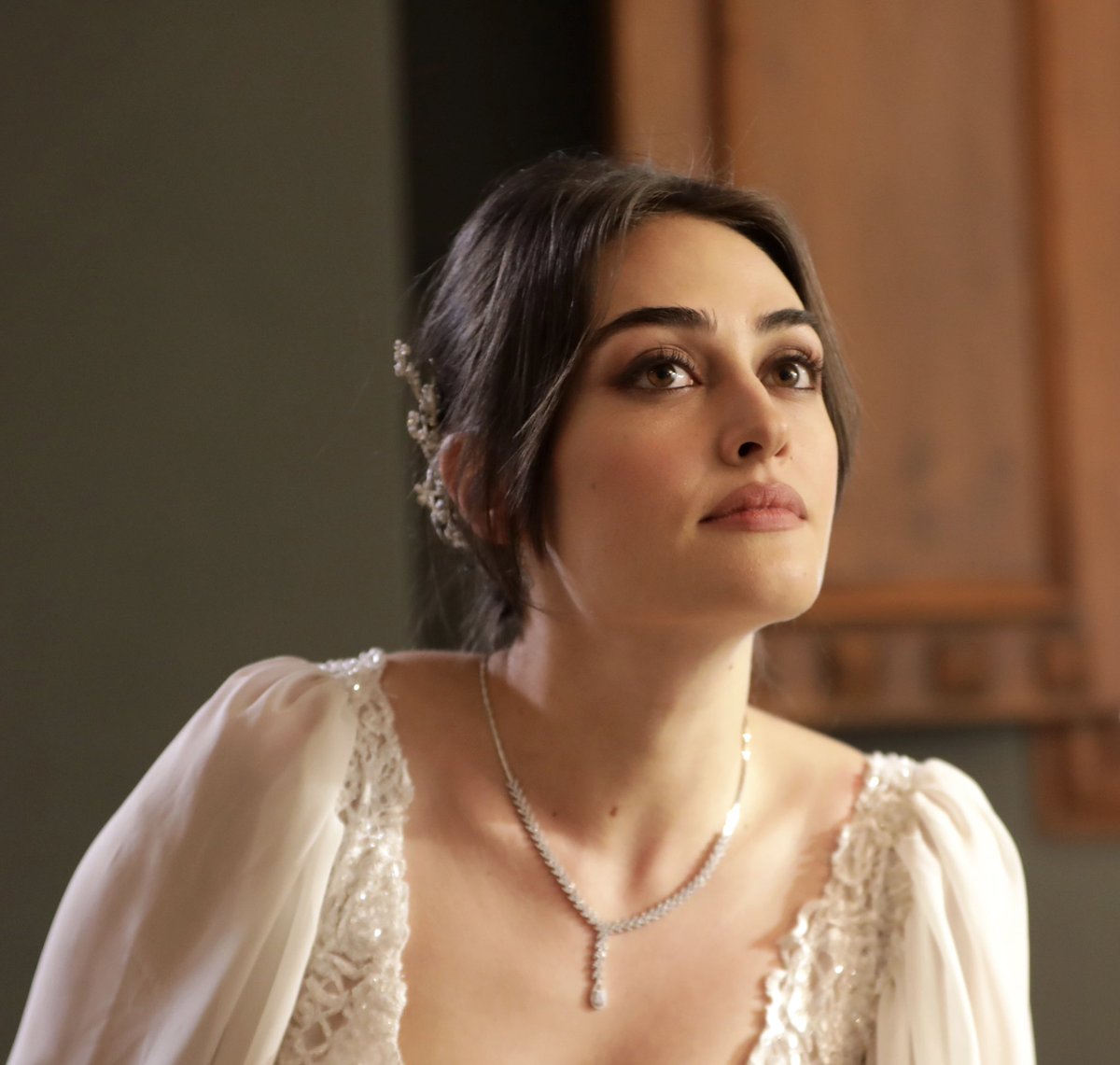 Derin yırtmaçlı siyah elbisesiyle nefes kesti