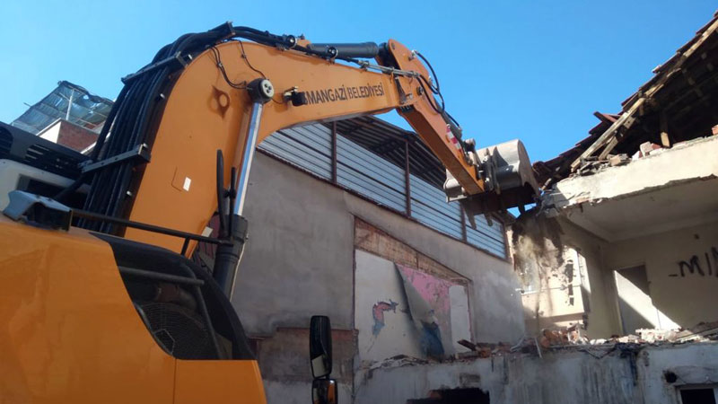 Osmangazi’de tehlike arz eden metruk binalar yıkıldı