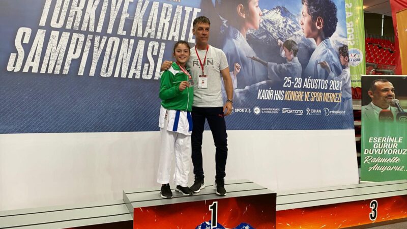 Mustafakemalpaşa Belediye spor karate takımı Kayseri'de düzenlenen müsabakalarda iki sporcuyu