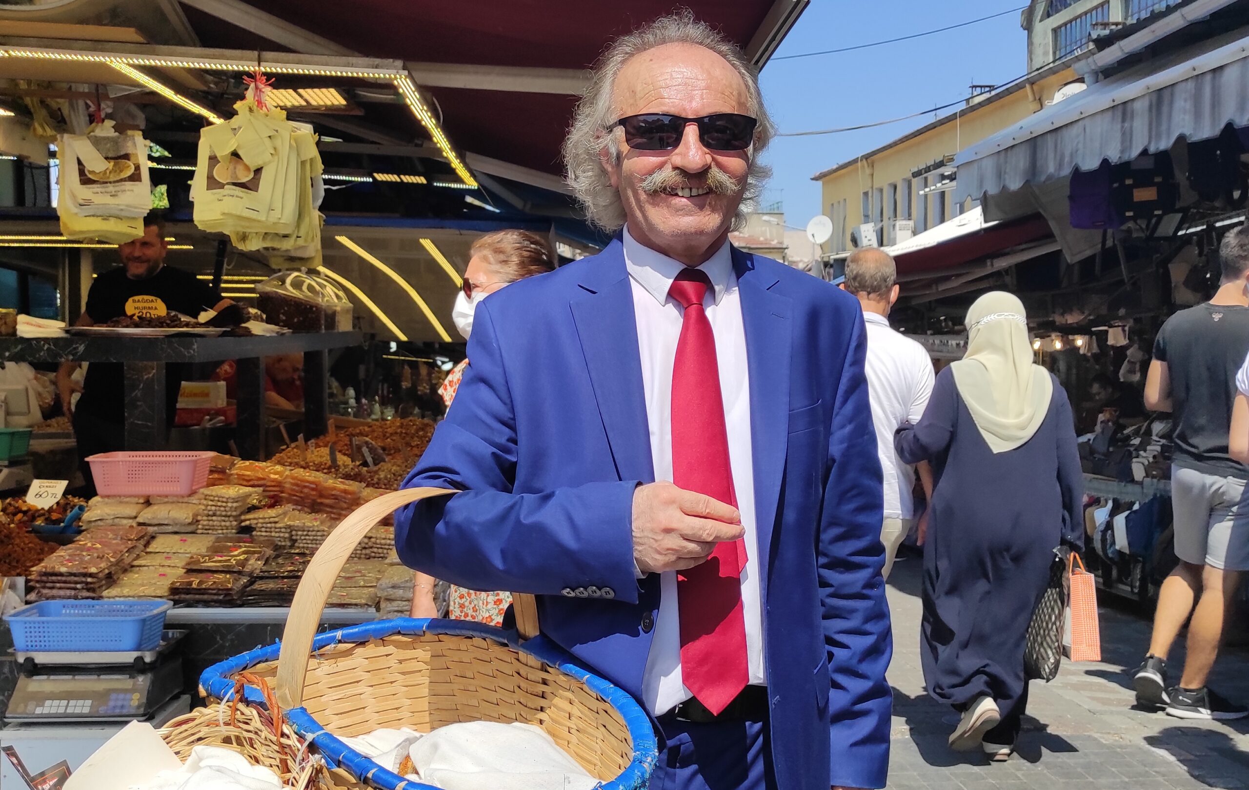 Bursa’nın ‘kravatlı’ simitçisi Bursa’nın ‘kravatlı’ simitçisi